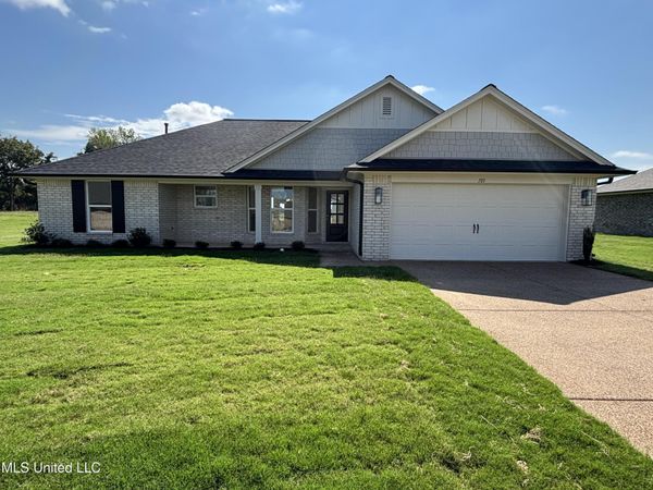 103 Red Bird Cove, Senatobia, MS 38668