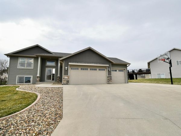 887 Golf View Avenue , Zumbrota, MN 55992