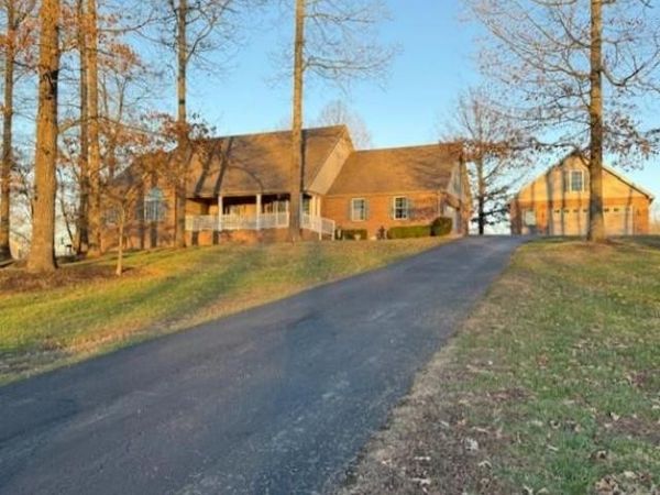 368 Stillwater Drive , Paris, TN 38242