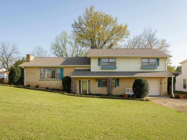 1004 Hemlock St, Tuscumbia, AL 35674