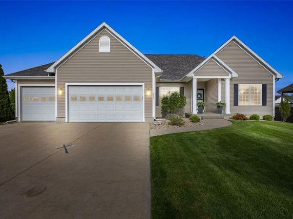 220 16th Ave Court , Hiawatha, IA 52233
