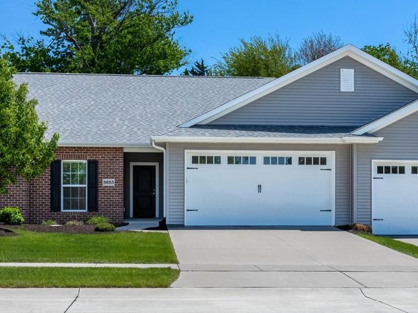 5653 E Creekside Lane, Bettendorf, IA 52722
