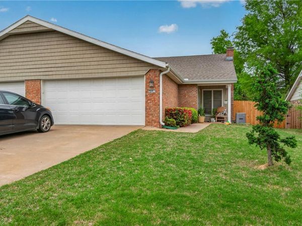 909 W Linden Street , Rogers, AR 72756