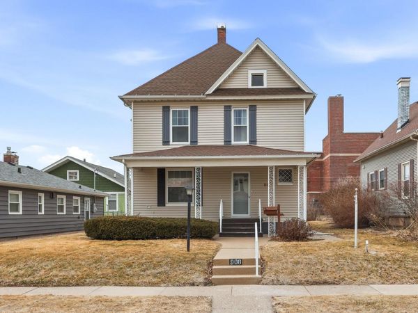 908 Grand Court , Davenport, IA 52803