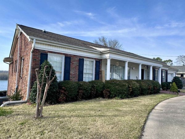820 River Bluff Dr, Sheffield, AL 35660