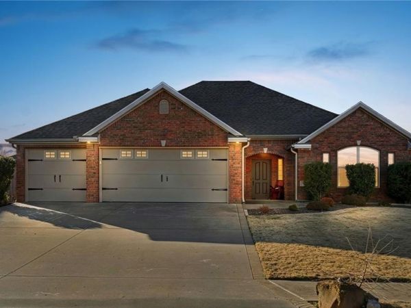 961 Harvest Street , Centerton, AR 72719