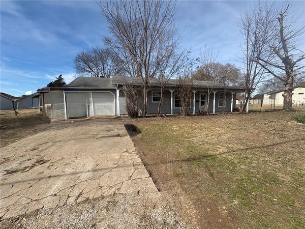 595 S Curtis Avenue , Pea Ridge, AR 72751