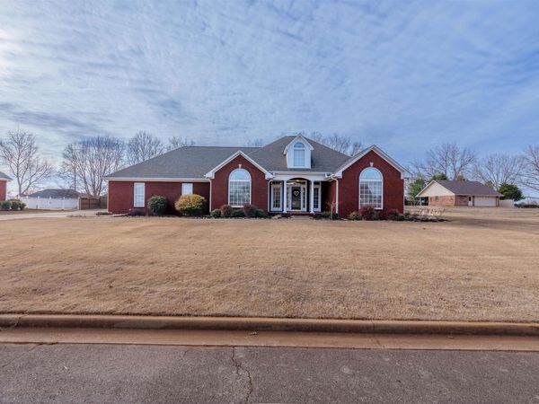 3104 McGuire Dr, Muscle Shoals, AL 35661