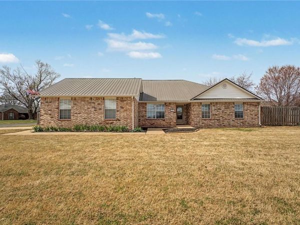 801 Pinoak Street , Centerton, AR 72719