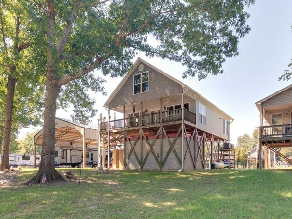 752 Pevahouse Camp Ln , Decaturville, TN 38329