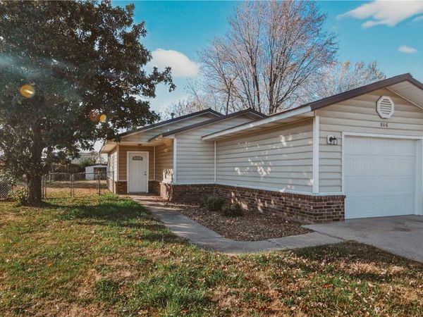 806 SW Tater Black Road , Bentonville, AR 72712