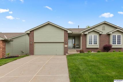 5124 Lakecrest Drive, Papillion, NE 68133