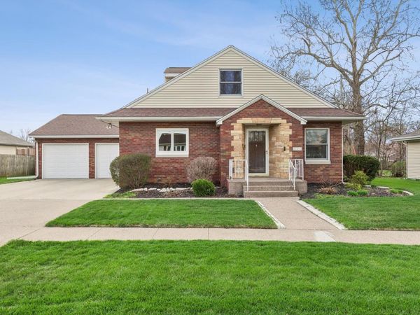 213 8th Avenue , De Witt, IA 52742