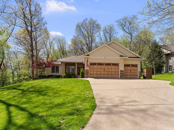 30 Hollows Court , Leclaire, IA 52753