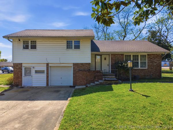 222 SE 3rd Street , Pryor, OK 74361