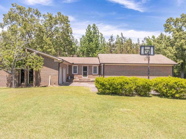 364 DEBBIE CIR, Selmer, TN 38375