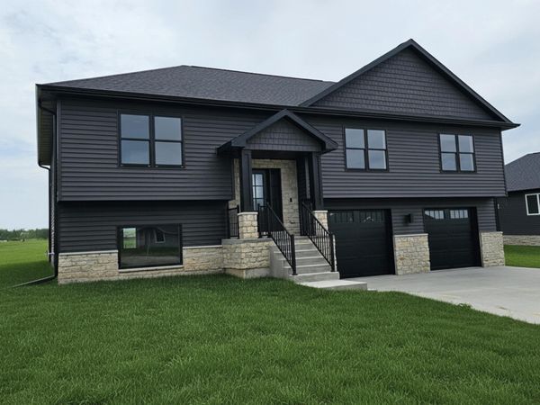 292 Solomia Court, Peosta, IA 52068