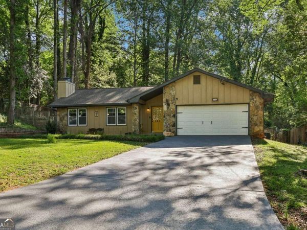 562 Rimrock Trail, Stone Mountain, GA 30083
