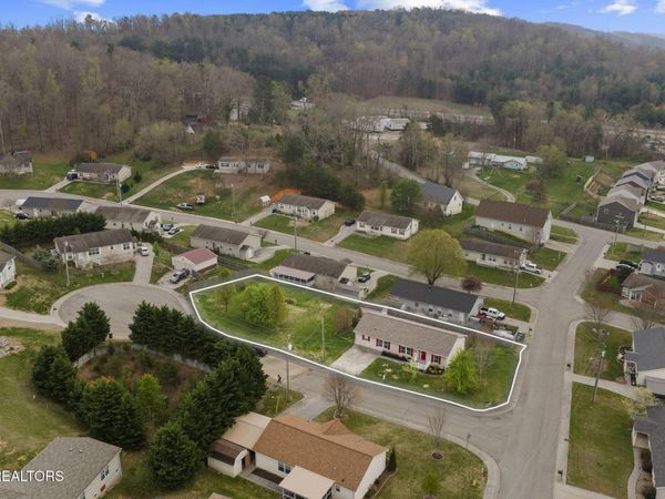 902 Oak Village Ct. , Dandridge, TN 37725