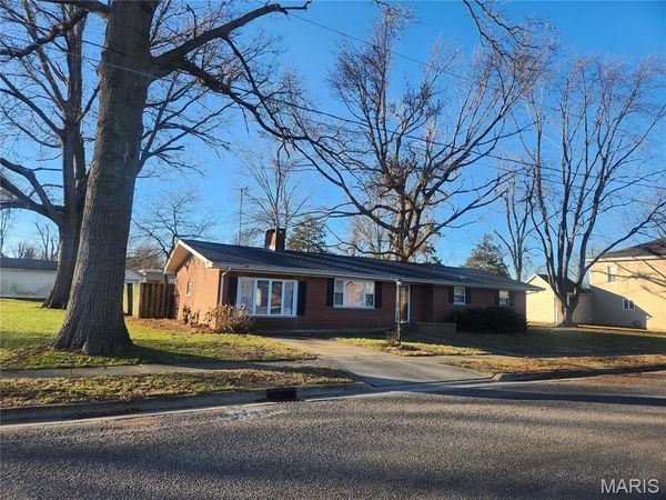 458 W Maple Street , Nashville, IL 62263