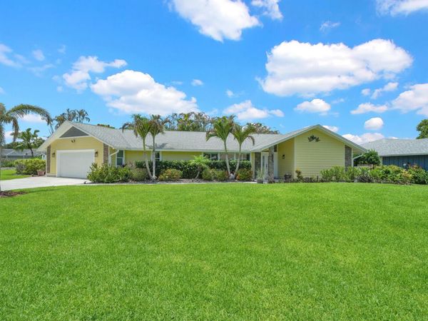 7986 SE Trenton Avenue, Hobe Sound, FL 33455