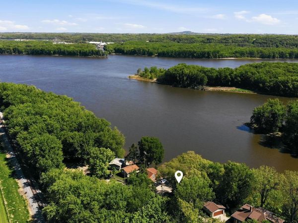 9994 Shawondassee Drive, Dubuque, IA 52003