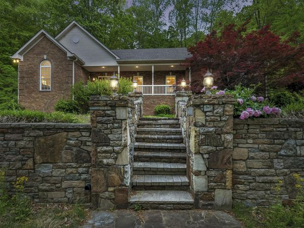 8238 Charlotte Pike , Nashville, TN 37221