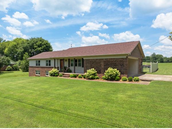 533 Taylor St , Bruceton, TN 38317