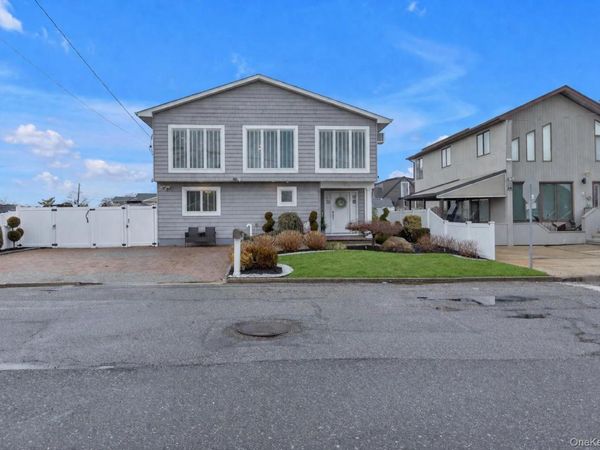 134 W Lido Promenade , Lindenhurst, NY 11757