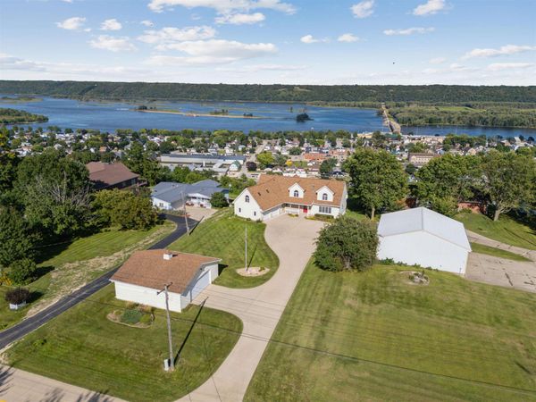 1023 Acre Street, Guttenberg, IA 52052