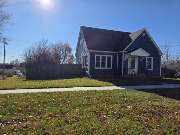 305 W Main Street, Wyoming, IA 52362
