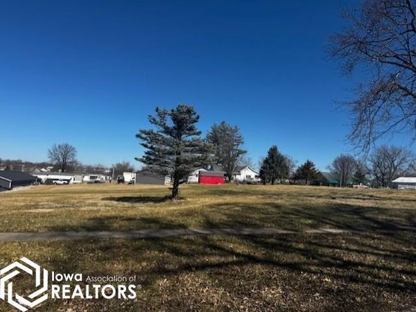 811 E Van Buren Street, Centerville, IA 52544