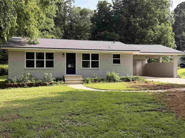 1710 Hillcrest Dr , Paragould, AR 72450