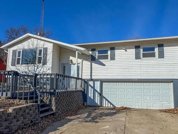 1324 Sunset Drive, Hampton, IA 50441