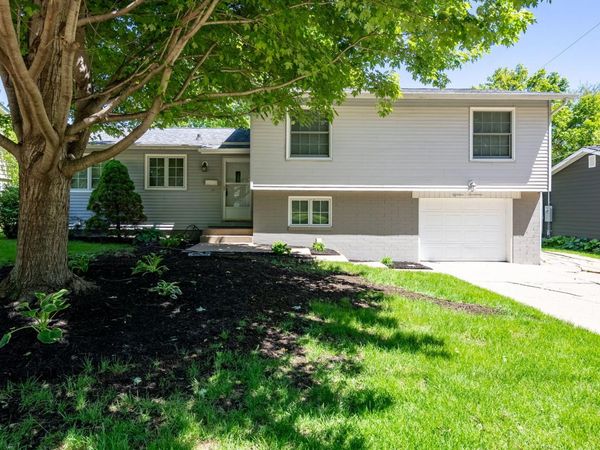 1817 Fairmeadows Drive, Bettendorf, IA 52722