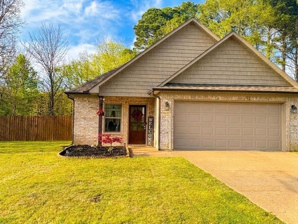 137 Executive Dr , Jackson, TN 38305