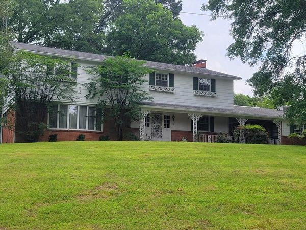 1203 Brentwood St , Paris, TN 38242