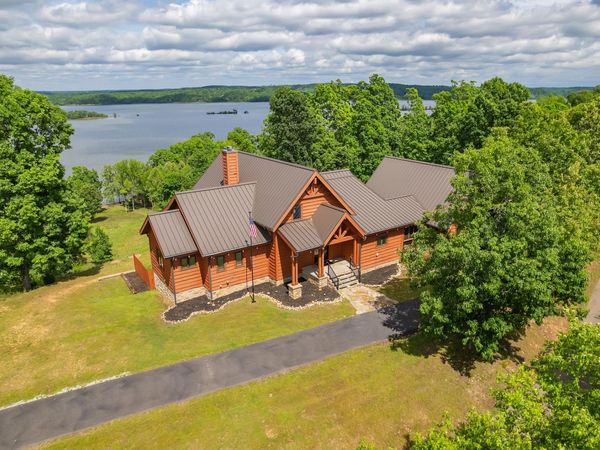 685 River Oaks Dr , Big Sandy, TN 38221