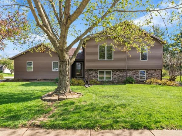 1005 W 57th Place, Davenport, IA 52806