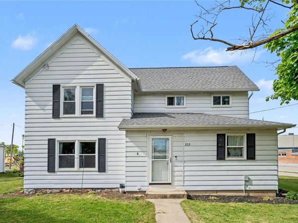 203 Roosevelt Street , Alburnett, IA 52202