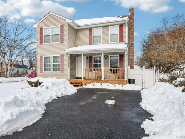71 Washington Avenue , Wheatley Heights, NY 11798
