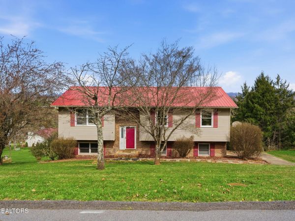 905 S Sherbrooke Drive, Mount Carmel, TN 37645