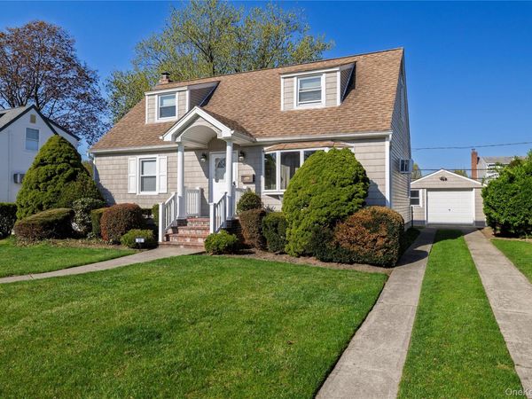 22 Hitchcock Lane , Farmingdale, NY 11735