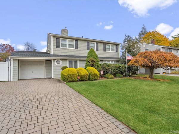 18 Bridle Lane , Hicksville, NY 11801