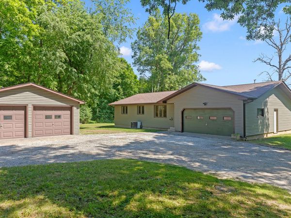 1122 Woodland Lane, Le Claire, IA 52753