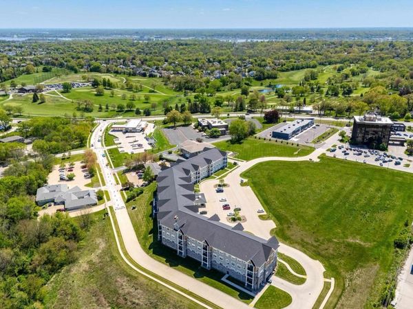 2592 MIDDLE Road, Unit 218, Bettendorf, IA 52722
