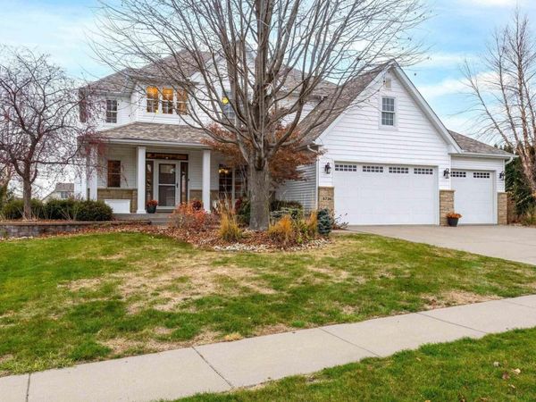 5726 New Castle Ln Lane, Bettendorf, IA 52722