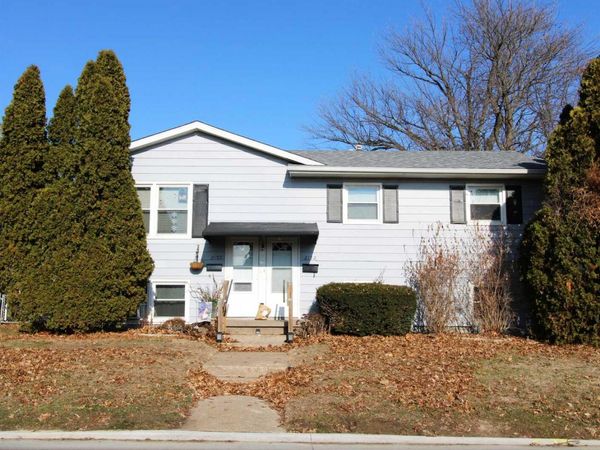 2150 Central Avenue, Bettendorf, IA 52722