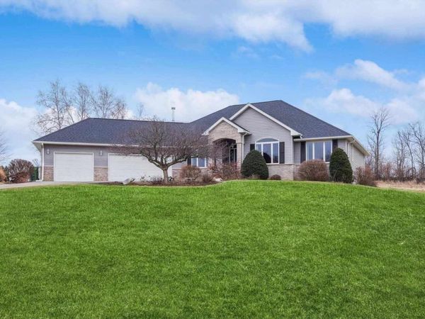 891 Pheasant Run Rd Road, Clinton, IA 52732