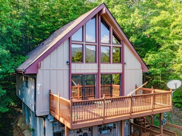 179 Woodhaven Drive, Hampton, TN 37658